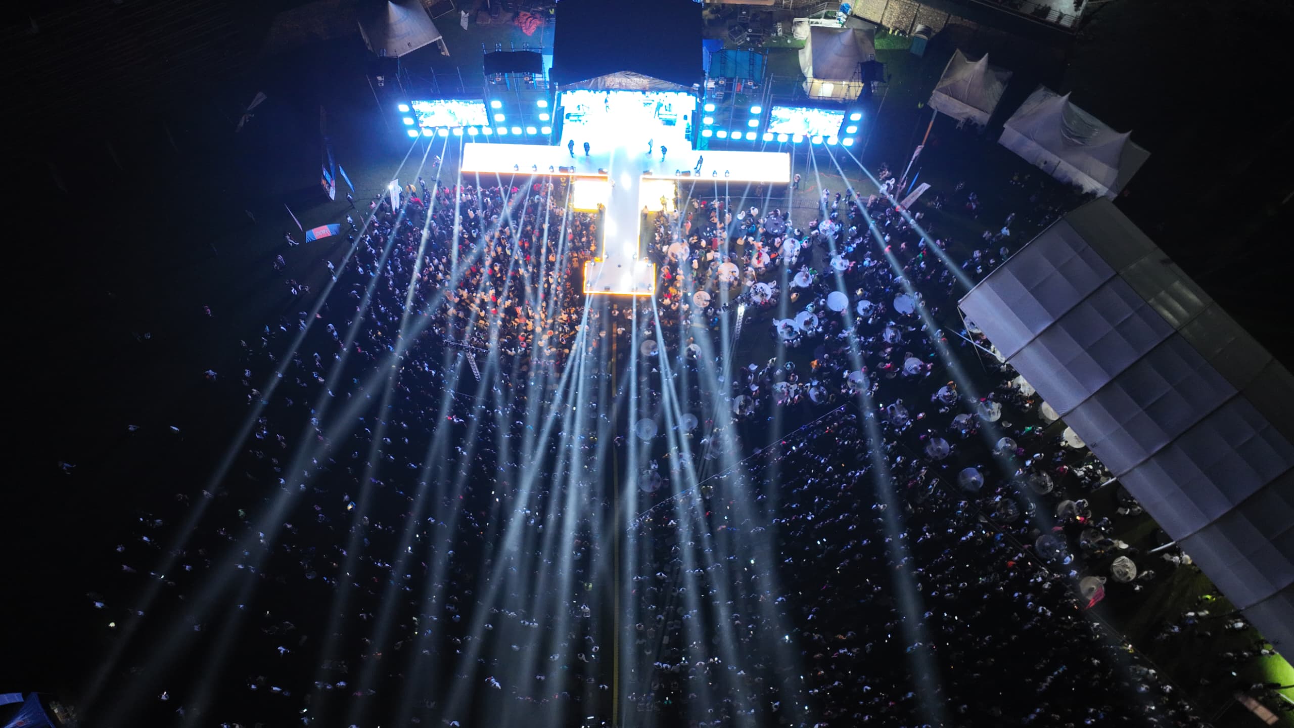 Aerial view of the crowd at a Masrob event